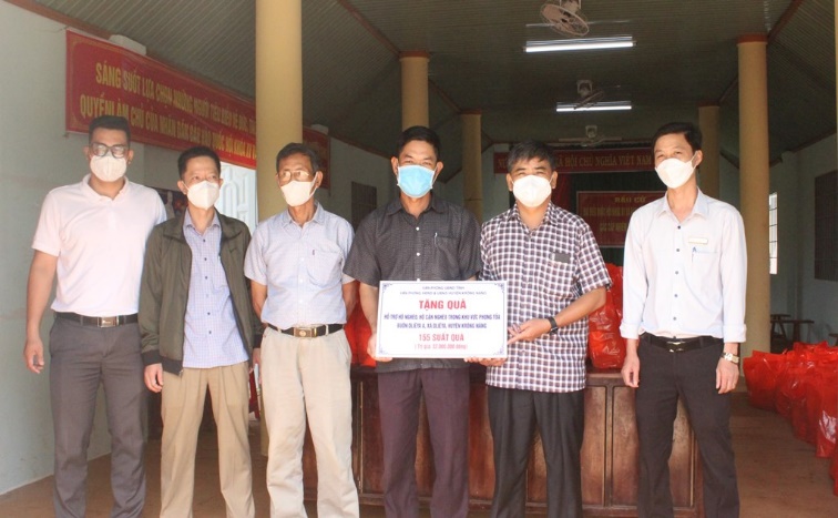 Văn phòng UBND tỉnh thăm, tặng quà buôn kết nghĩa buôn Dliê Ya A